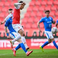 Ondřej Lingr ze Slavie Praha střílí gól na 4:0 během přípravného utkání s Baníkem Ostrava.