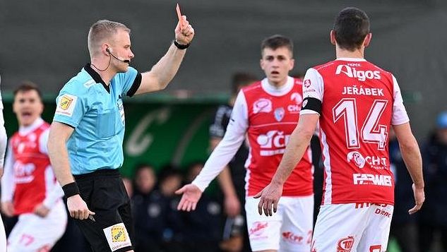 Dva podezřelí v korupční kauze vystoupili z FAČR a etická komise s nimi zastavila řízení