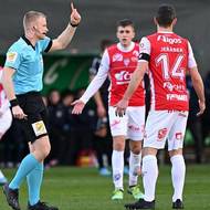 Rozhodčí Petřík vylučuje Jana Jeřábka z Pardubic.