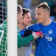 Jan Chramosta z Bohemians, brankář Slovanu Olivier Vliegen a Lukáš Štetina z Liberce.