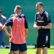 Nový trenér Sparty Praha Brian Priske (vpravo) během prvního tréninku s týmem při zahájení letní přípravy.