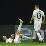 Ležící Michal Tomič se raduje z gólu proti Nice. 