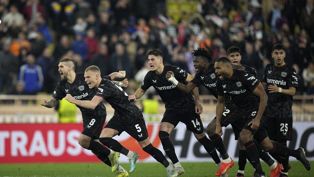 Hložek důležitý u gólů, Schick potvrdil roli střelce. Penalty? Pro Alonsa žádné nervy