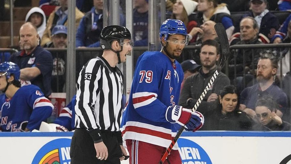 Nechutný útok! Obránce Rangers pořádně přestřelil. Soupeři plivl do obličeje