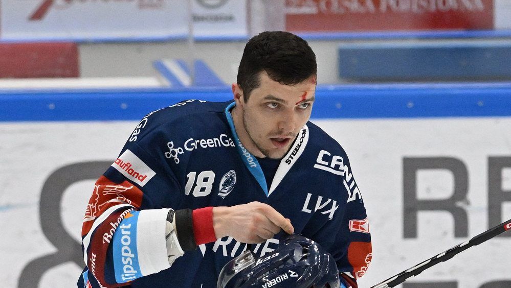Vítkovický útočník Lukáš Kovář dostal za faul kolenem zákaz startu ve dvou zápasech a pokutu