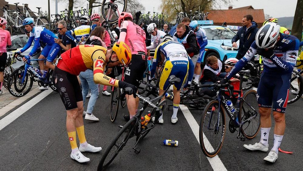 Obrovská hloupost! Polský cyklista zazmatkoval a sundal půlku pelotonu včetně Sagana