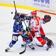 Zleva Petr Fridrich z Vítkovic, Radek Smoleňák z Hradce Králové a brankář Hradce Králové Matěj Machovský.