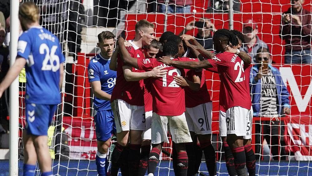 Rudí ďáblové nezaváhali, Everton se topí v bojích o záchranu