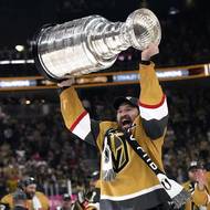 Mark Stone z Vegas se raduje s trofejí. 