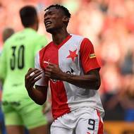 Nigerijský útočník Muhamed Tijani v dresu Slavie s utrápeným výrazem ve tváři.