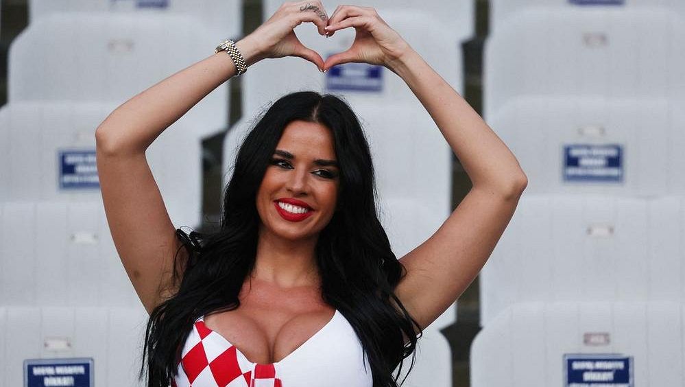 Sexy dračice v akci! Rvačku fanoušků krotila policie obušky