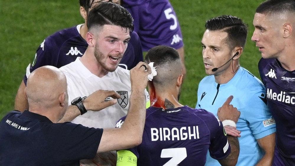 Angličtí rowdies řádí, v Edenu teče krev!