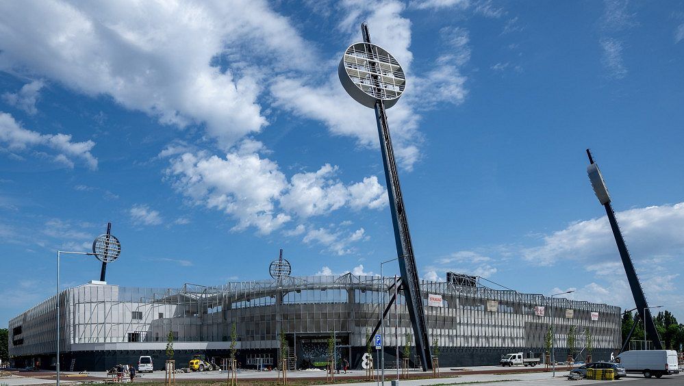 Stadion v Hradci zřejmě do konce července hotový nebude, Votrokům hrozí podzimní azyl v Plzni!