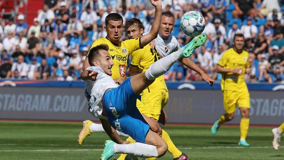 Kubala sázku s Bajzou prohrál, ale nakonec se usmíval on. Gól jsem mu nedal, ale body máme my, těšilo ho