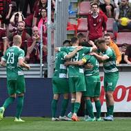 Fotbalisté Bohemians se radují z gólu na 1:0.