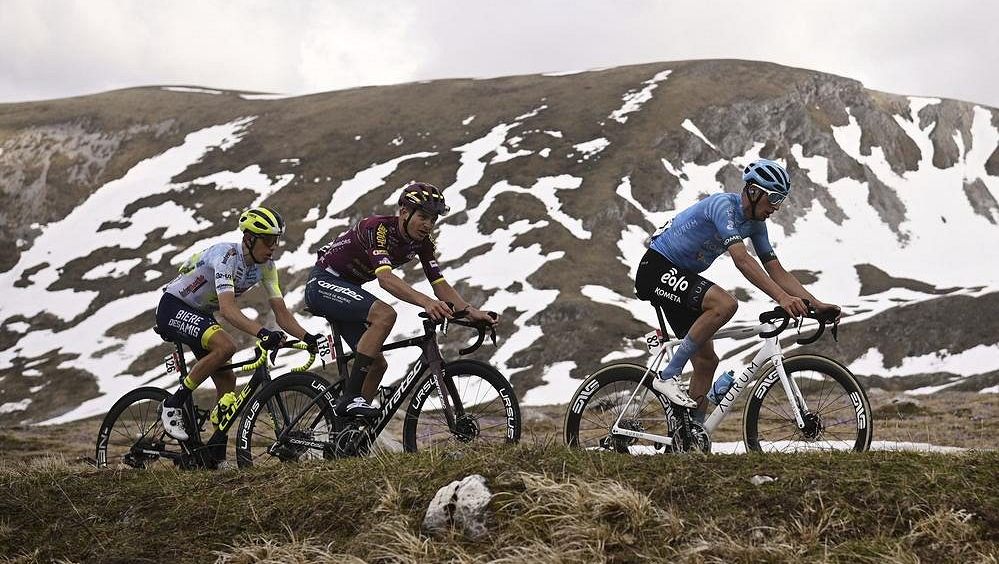 UCI kritizovala cyklisty, kteří po páteční etapě Gira letěli z cíle helikoptérou