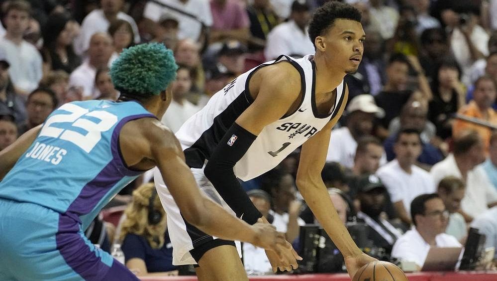 Wembanyama při debutu v Letní lize NBA vyprodal arenu a dal devět bodů