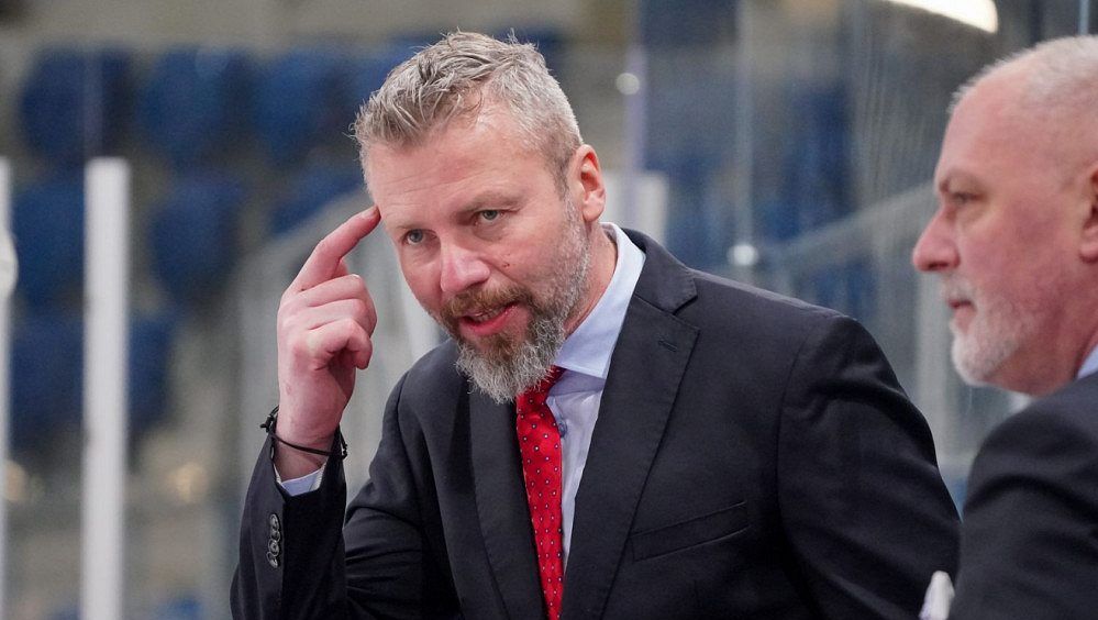 Co to jako je?! divili se skauti české hře a raději odjeli. Normální ostuda, tepe Hrdina do Petrovy taktiky