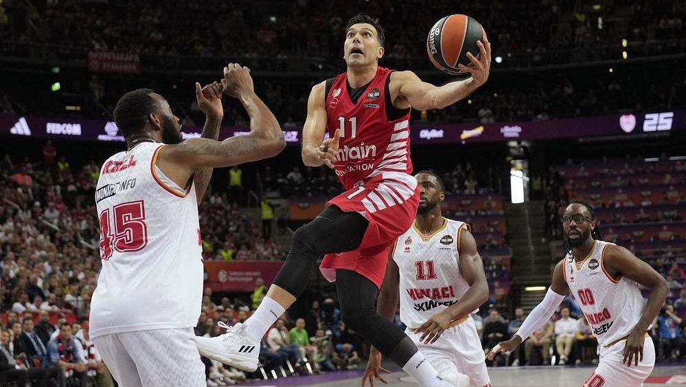 Prvním finalistou Euroligy je po obratu Olympiakos