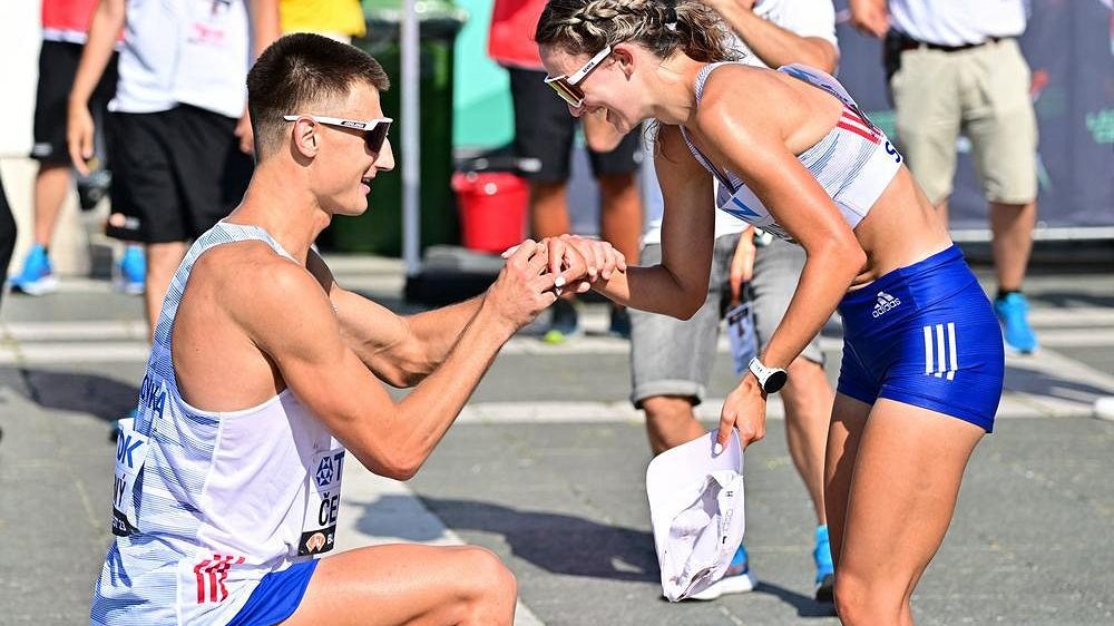 Romantika v cíli. To je žert? myslela si šokovaná atletka po žádosti o ruku