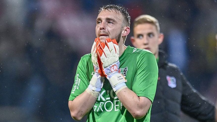 Zkrat reprezentační jedničky. Školácký gól, pak náraz hlavou do tyče!