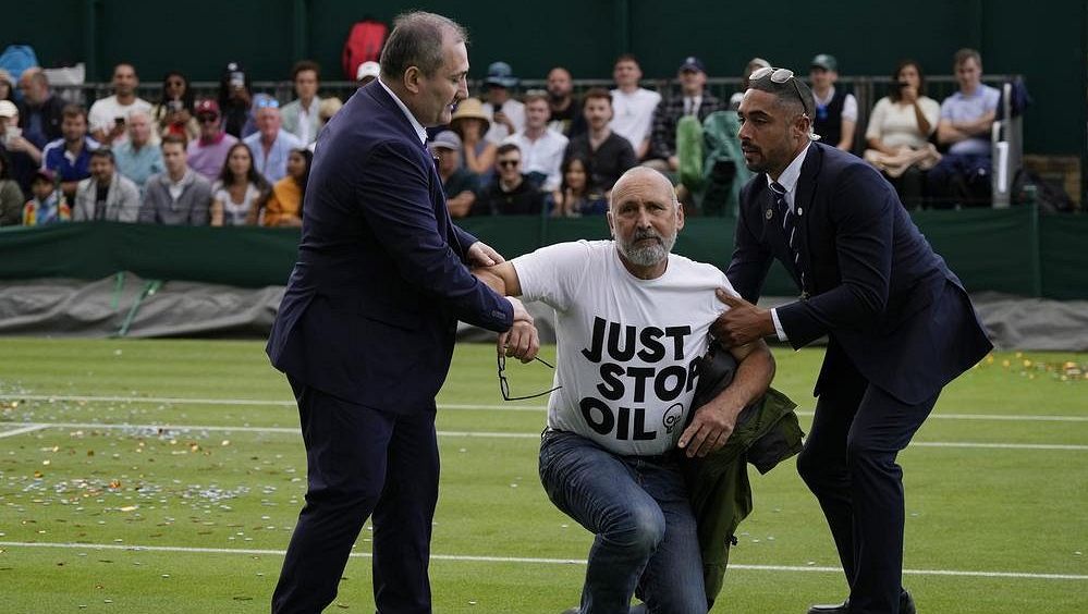 Poprask před zápasem Plíškové. Ve Wimbledonu řádili aktivisté