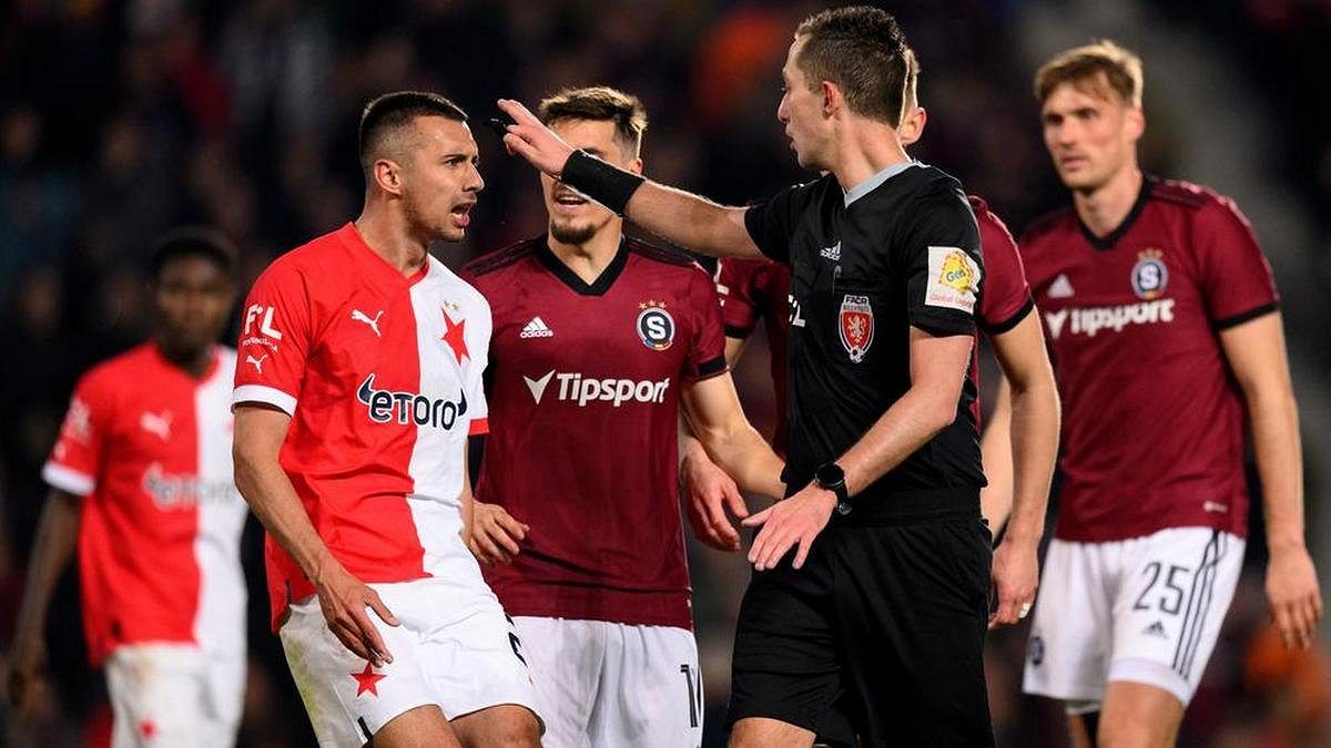 Derby Sparty se Slavií píská opět Černý. Bývalý sudí má o arbitra strach