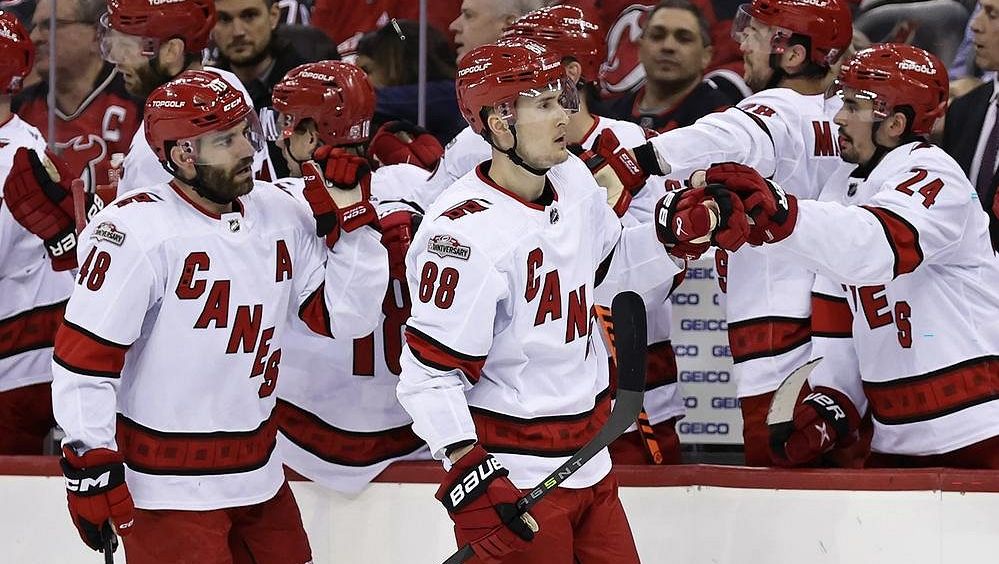 Skvělý Nečas! Dvakrát překonal Vaněčka a nasměroval Carolinu k výhře