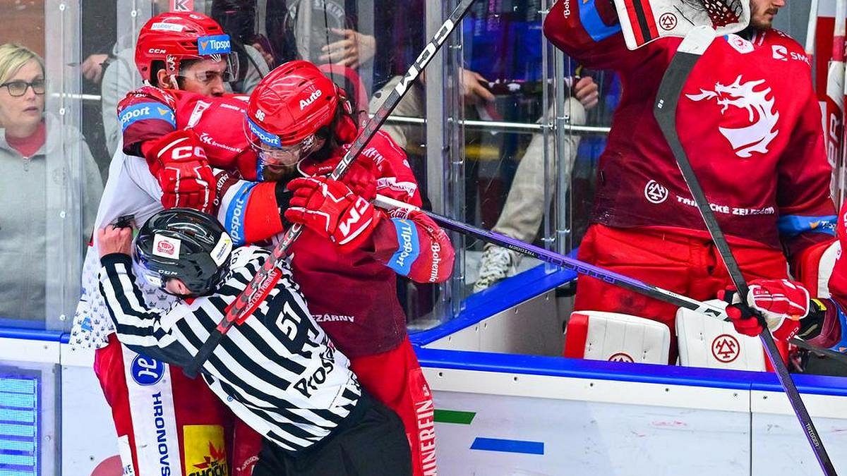 Voženílkovi palba nadávek nevadí. Pěkný popěvek, kluci mi ho zpívají v kabině, usmívá se
