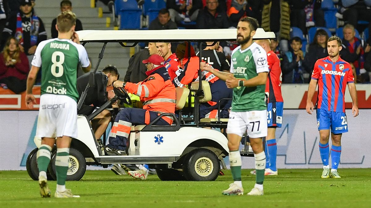 Staněk v bezvědomí! Gólman Plzně po srážce nereagoval, je v nemocnici. Krve by se ve mně nedořezal, smutní Koubek