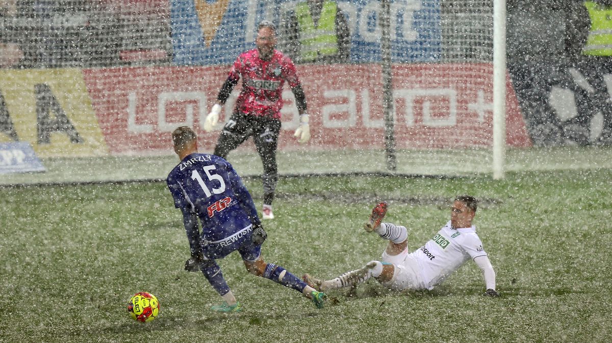 Zápas Karviné s Olomoucí přerušilo silné sněžení, přestávka trvala 35 minut