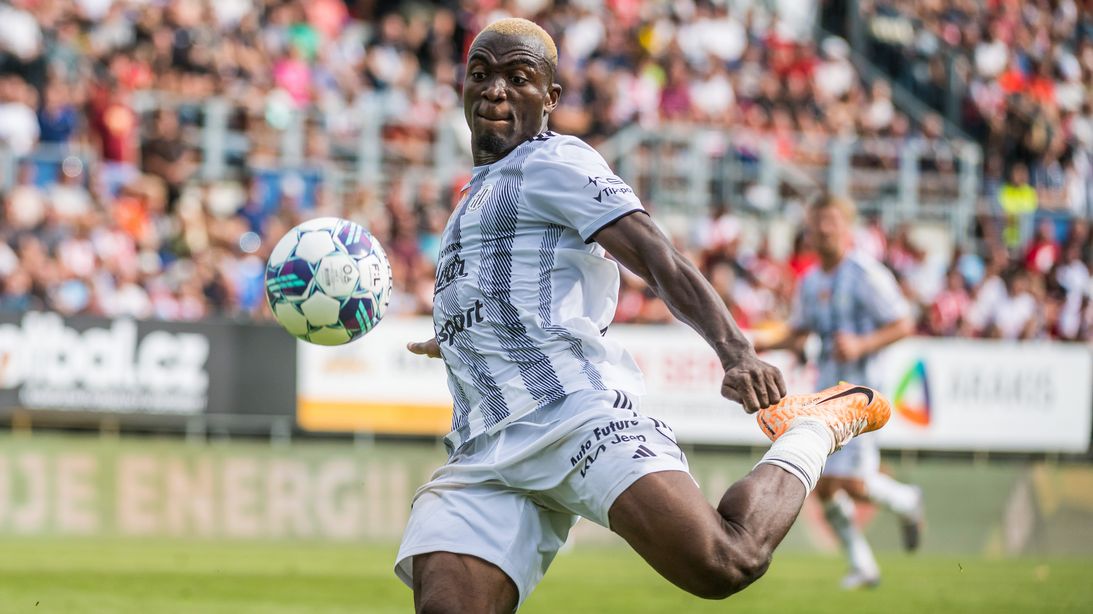 Svlékli ho donaha. Útočník z hledáčku Slavie se trápí