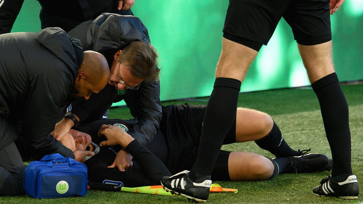 Děsivé chvíle v bundeslize! Rozhodčí skončil po ráně do obličeje v bezvědomí
