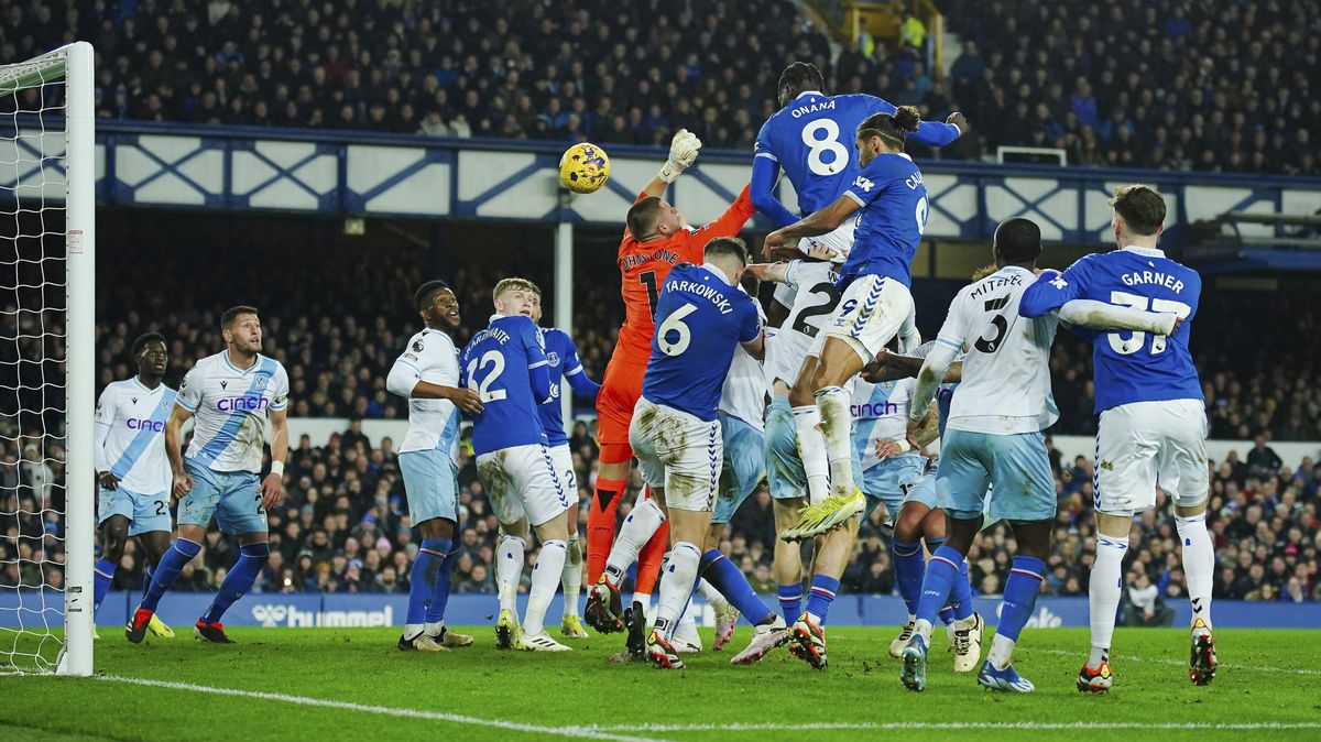 Crystal Palace už bez trenéra Hodgsona přišel v závěru o výhru nad Evertonem