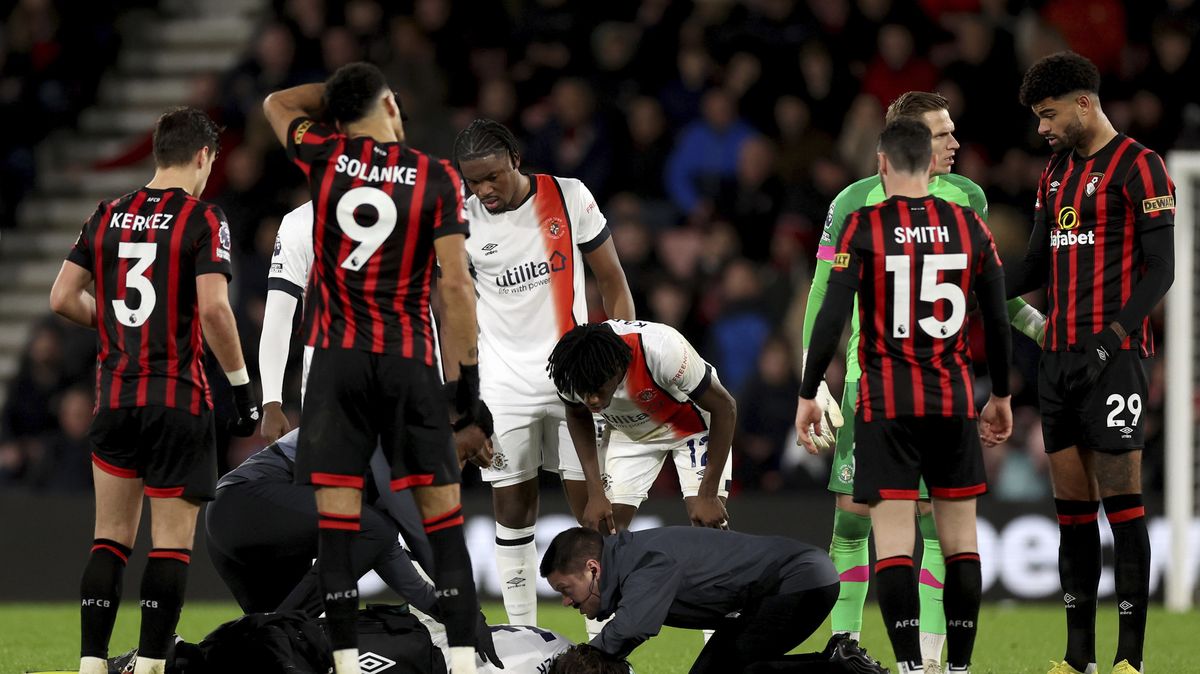Hrůza v Premier League! Po kolapsu kapitána je utkání přerušeno, oba týmy odešly do kabin