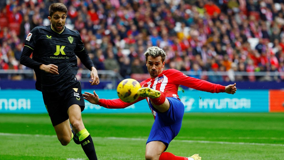 Atlético porazilo Almeríi a dotáhlo se na Barcelonu