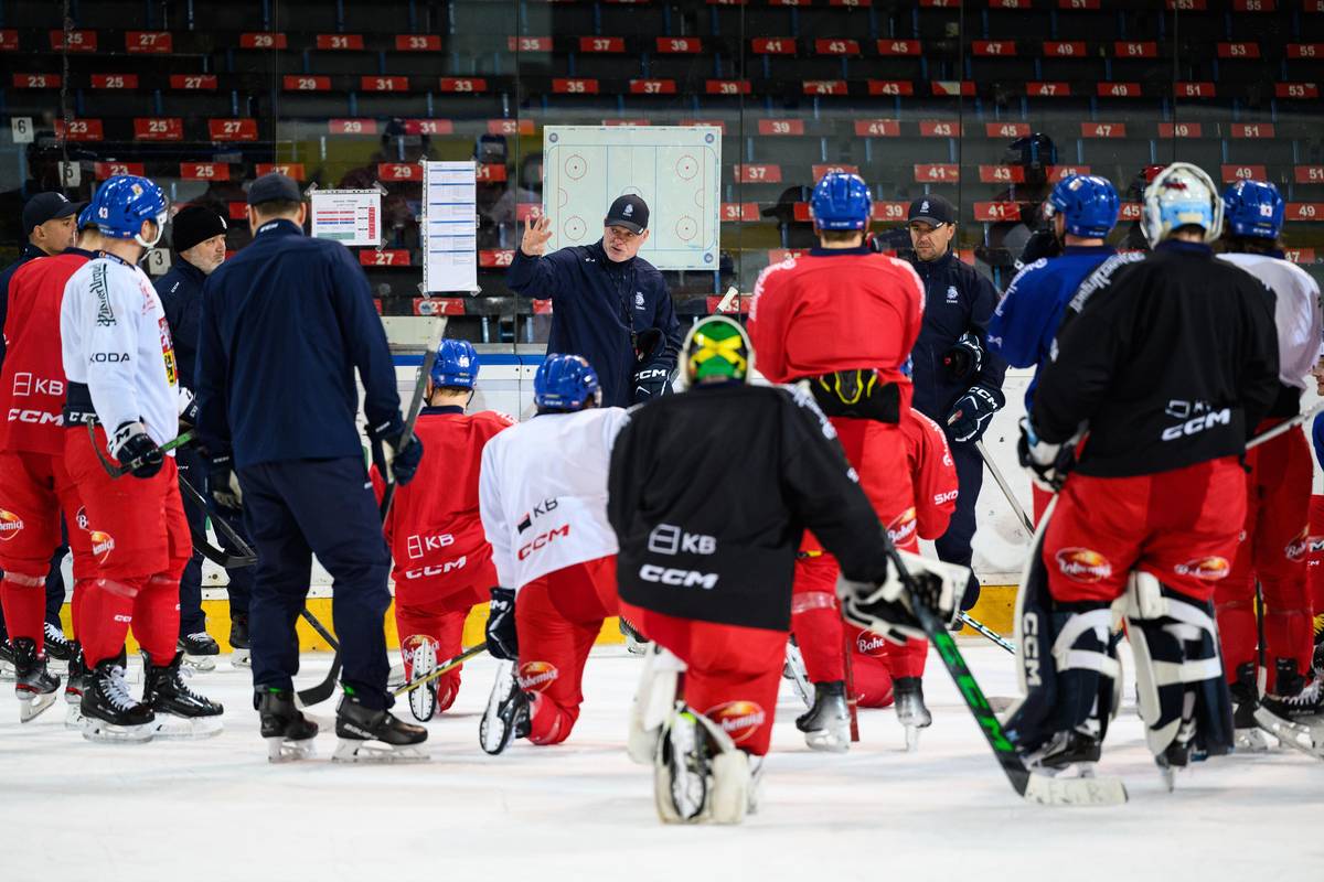 Trenér české reprezentace Radim Rulík udílí pokyny hráčům během tréninku před turnajem Beijer Hockey Games.