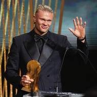 Erling Haaland s trofejí Gerda Müllera. 