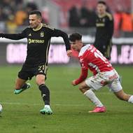 Sparťan Jakub Pešek se kličkou zbavuje Štěpána Míška