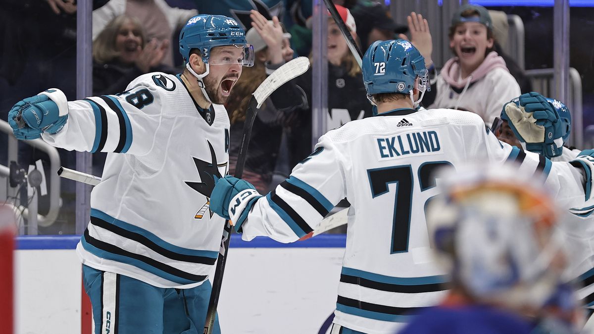 Hertl poslal ke dnu Chicago. 16 gólů za tři zápasy, Sharks už nejsou za břídily