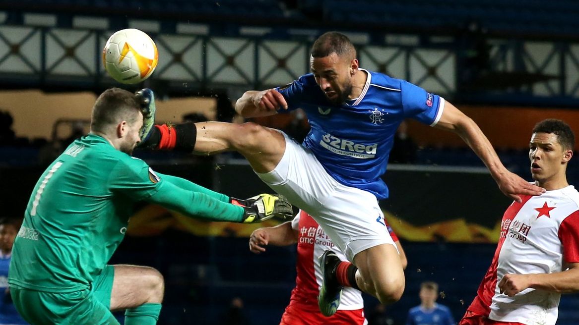 Brutální faul na Koláře, obvinění Kúdely z rasismu, bučení na Kamaru. Rangers v Česku budí negativní emoce