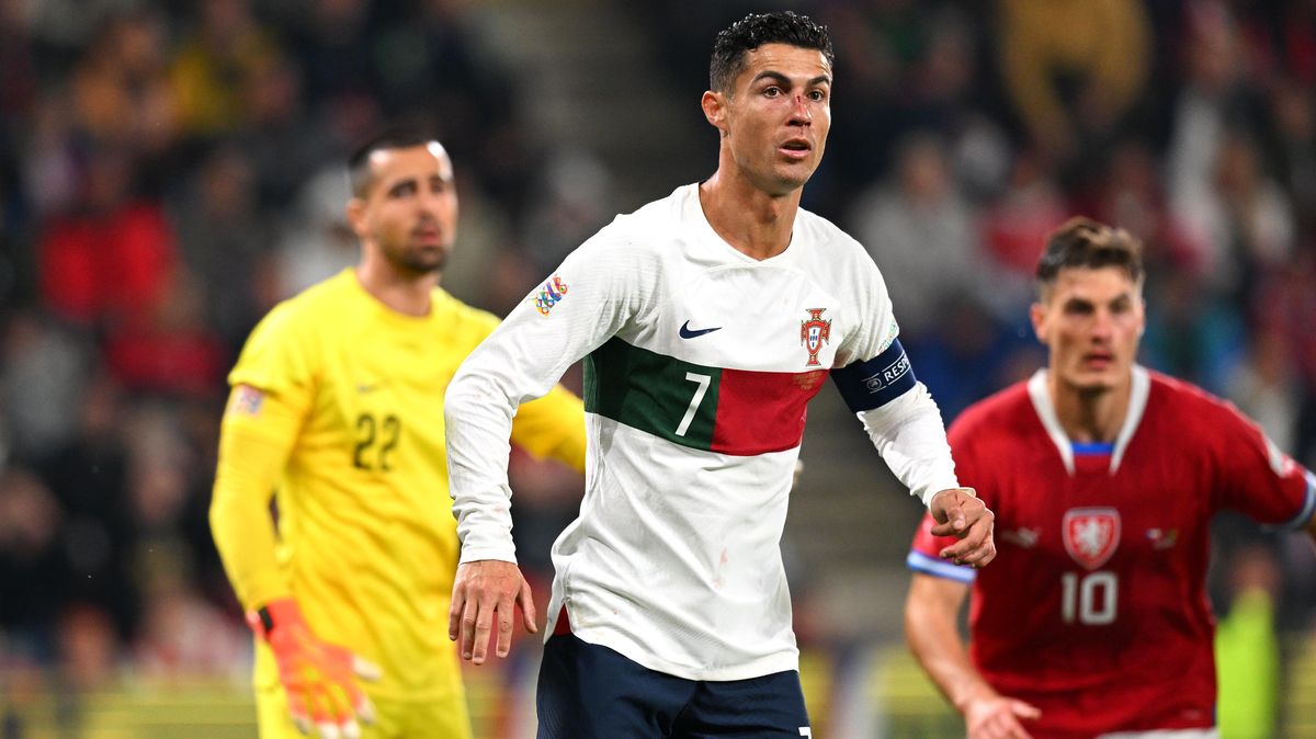 Na Ronalda za 15 tisíc. Překupníci lákají fanoušky, podvodníkům hrozí pokuta i vězení