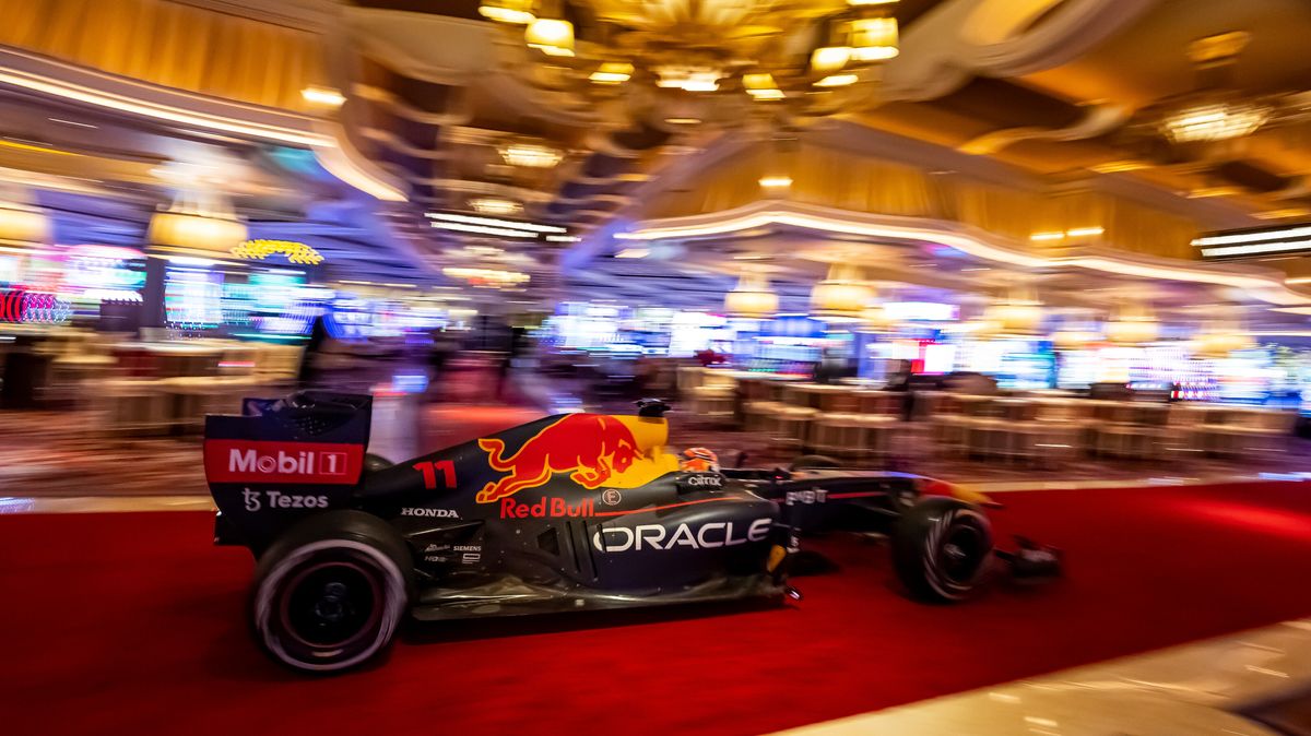 F1 v Las Vegas: Zákaz slova padok, karty na obrubnících a Verstappen s pocitem klauna