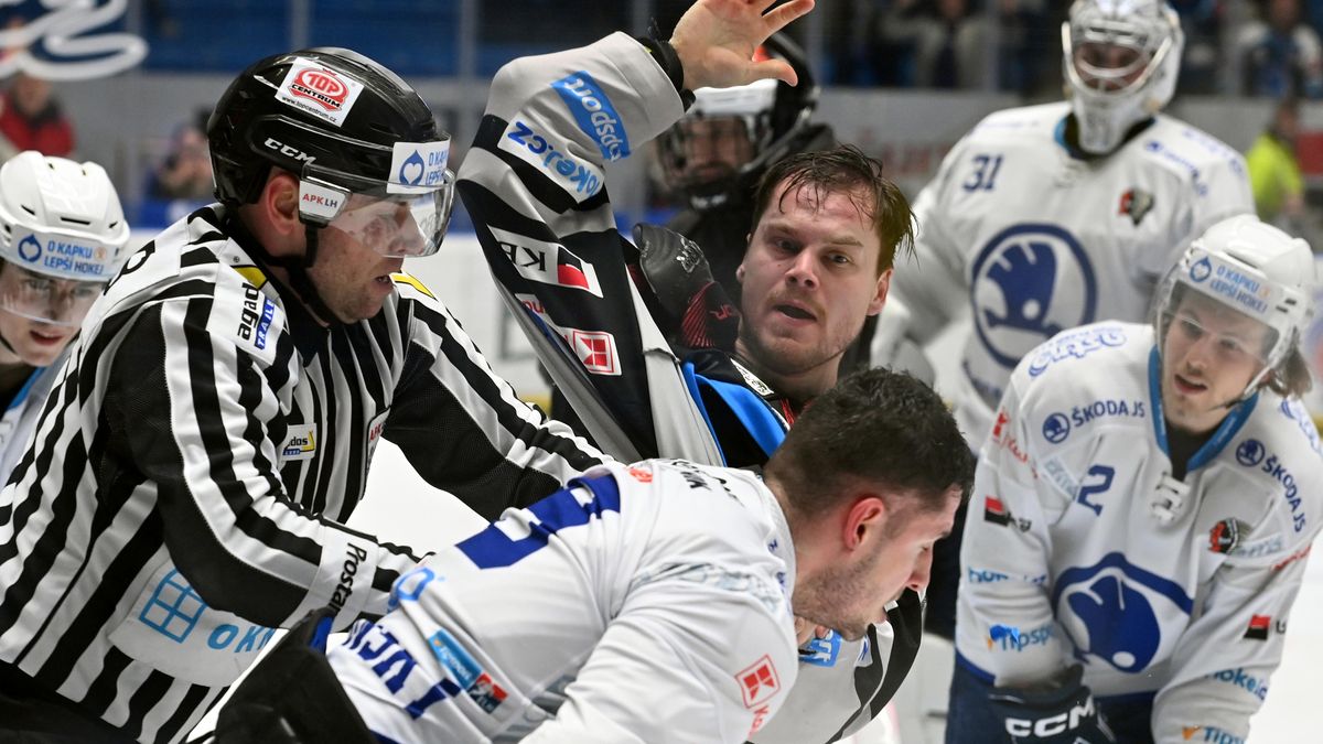 Drsná dohra i kuriózní moment. Gólman mohl být v derby za hrdinu, místo toho se ztrapnil