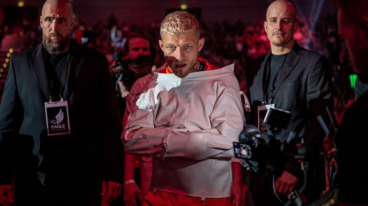 Jako vězeň či blázen v kazajce. Jsem extravagantní, směje se potetovaný bijec před další neplechou