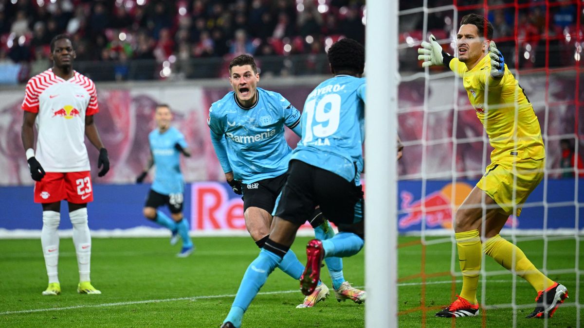 Další úder v nastavení! Leverkusen stále neprohrál, Schicka nahradil v závěru Hložek