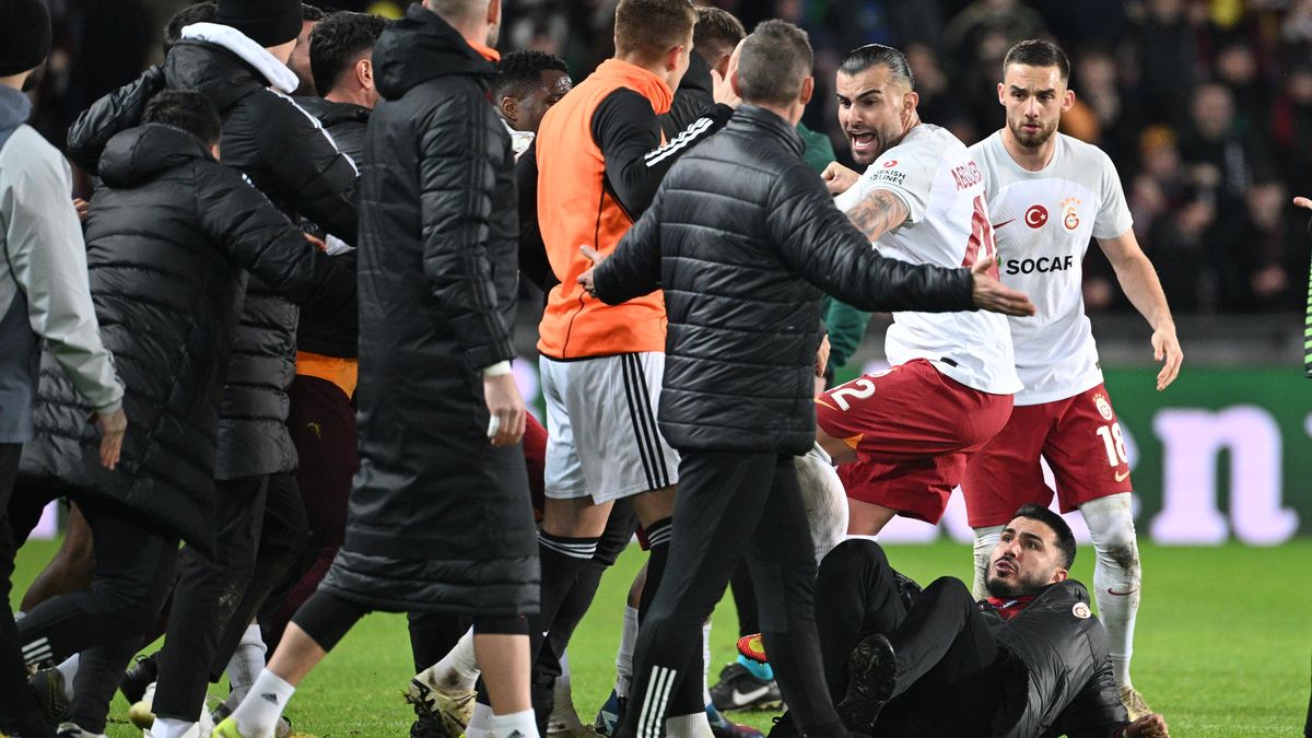 Emoce na Letné. Kung-fu kop do Ryneše, strkanice mezi fanoušky i klidný pochod