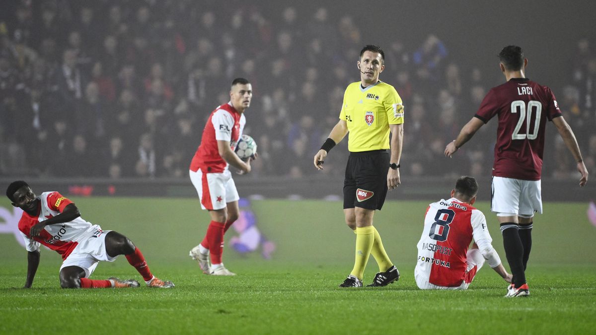 Rozhodčí v derby nenařídil penaltu správně, Halinského vyloučení bylo v pořádku