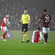 Rozhodčí Ondřej Pechanec (uprostřed)