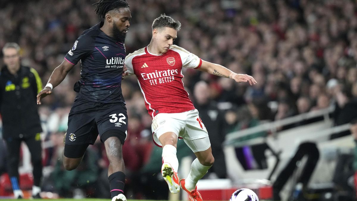 Arsenal v boji o čelo anglické ligy splnil roli favorita